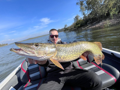 Pêche du brochet en bateau en Extremadura